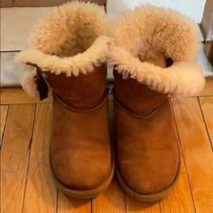 Girls Ugg's with Pom Pom Star Charm